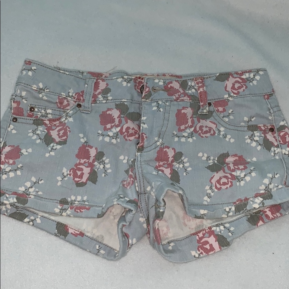 Flower designed denim shorts